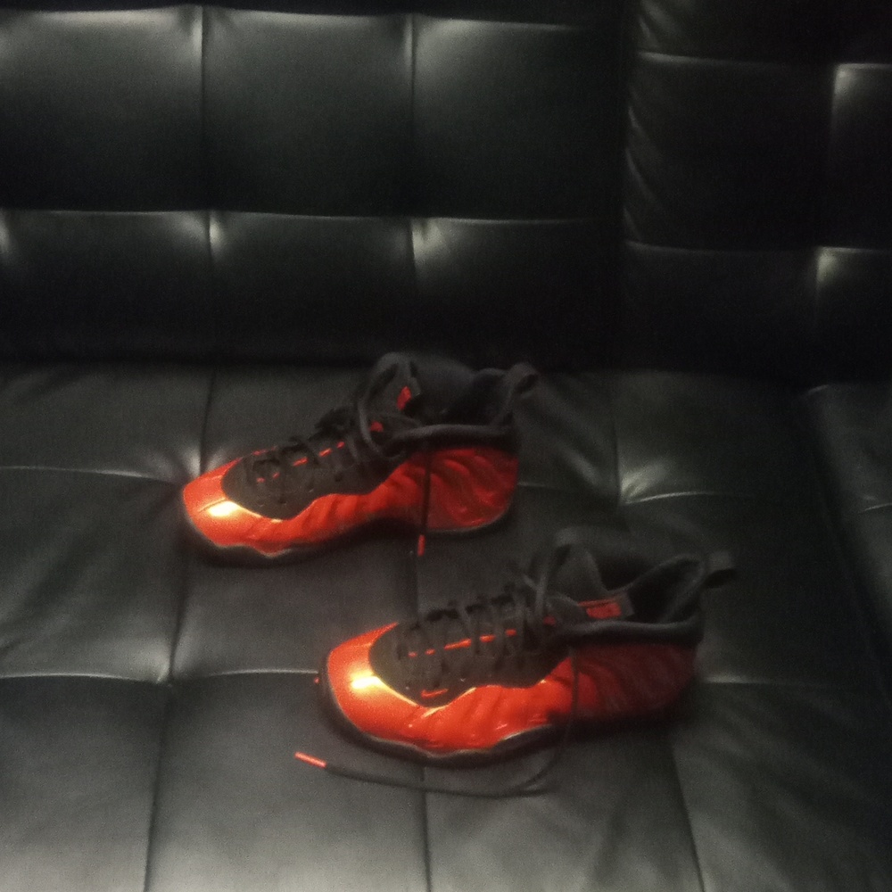 Nike sport shoe size 7 men Black and Orange